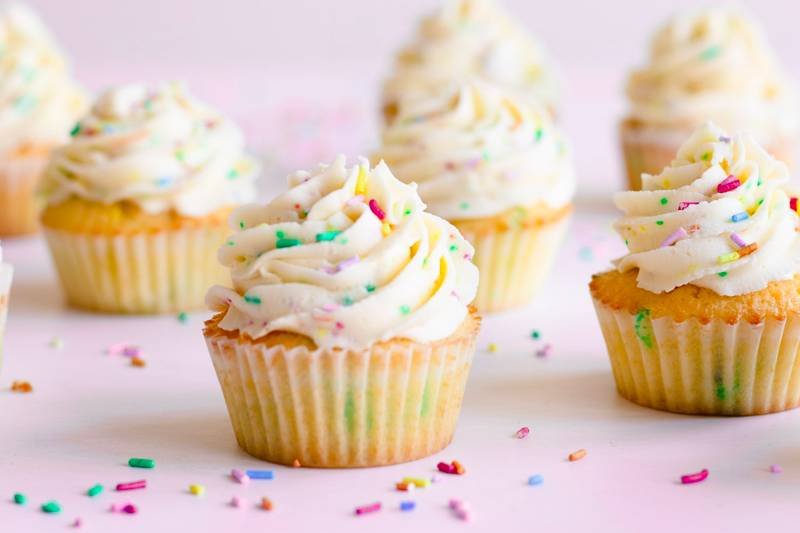 Gepersonaliseerde cupcakes met luxe decoratie